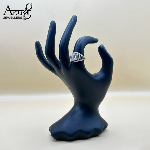 Silver Ladies Ring (3.9 grams)